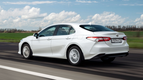 Выделяем базовый среди обновлённых седанов Toyota Camry