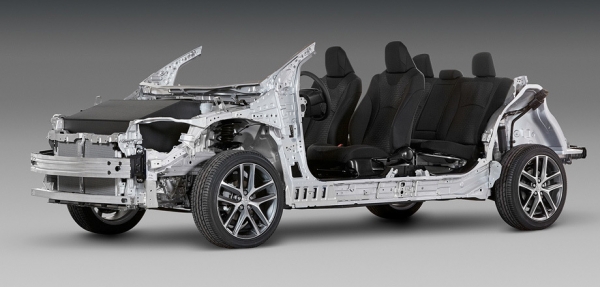 Выделяем базовый среди обновлённых седанов Toyota Camry