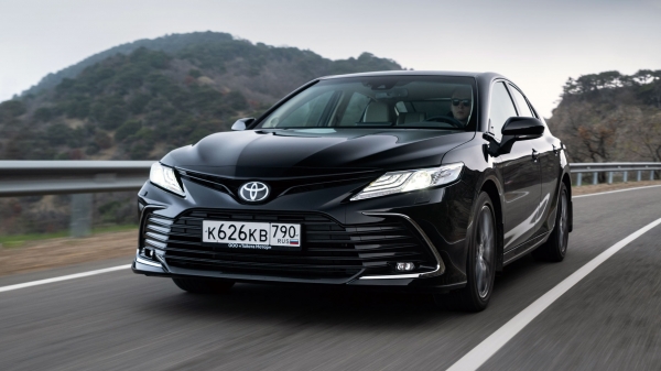 Выделяем базовый среди обновлённых седанов Toyota Camry