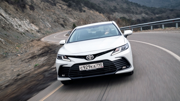 Выделяем базовый среди обновлённых седанов Toyota Camry