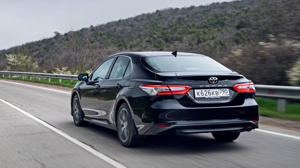 Выделяем базовый среди обновлённых седанов Toyota Camry
