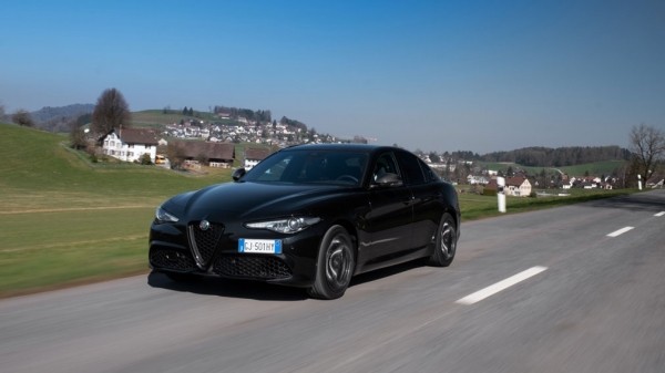 Alfa Romeo Stelvio и Giulia получили «драйверскую» версию Estrema Alfa Romeo Stelvio и Giulia получили «драйверскую» версию Estrema