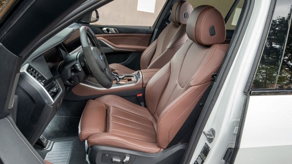 Заправляем дизелем Range Rover Sport D250 для встречи с BMW X5 Заправляем дизелем Range Rover Sport D250 для встречи с BMW X5