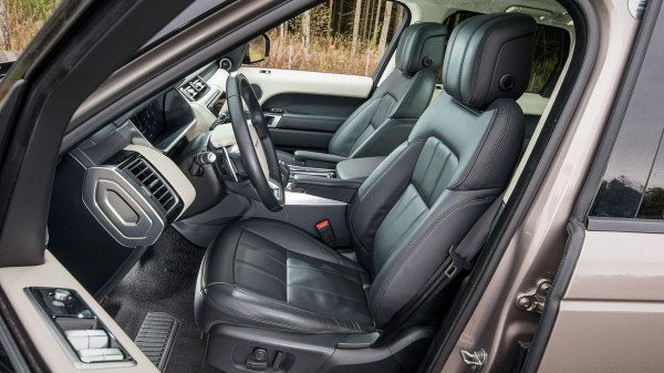 Заправляем дизелем Range Rover Sport D250 для встречи с BMW X5 Заправляем дизелем Range Rover Sport D250 для встречи с BMW X5