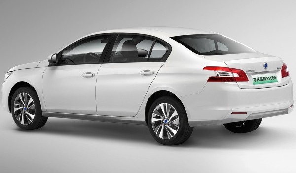 Новый Peugeot 408 на подходе, старый превратился в Fukang Новый Peugeot 408 на подходе, старый превратился в Fukang