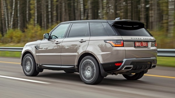 Заправляем дизелем Range Rover Sport D250 для встречи с BMW X5 Заправляем дизелем Range Rover Sport D250 для встречи с BMW X5