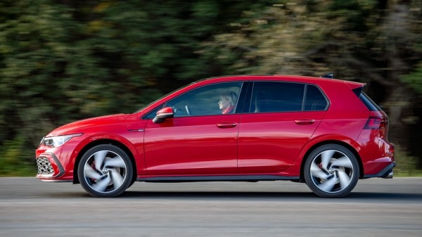 Оставляем добрый Volkswagen Golf GTI ради злого Mini JCW Оставляем добрый Volkswagen Golf GTI ради злого Mini JCW