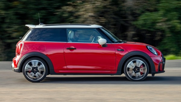 Оставляем добрый Volkswagen Golf GTI ради злого Mini JCW Оставляем добрый Volkswagen Golf GTI ради злого Mini JCW