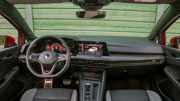 Оставляем добрый Volkswagen Golf GTI ради злого Mini JCW Оставляем добрый Volkswagen Golf GTI ради злого Mini JCW