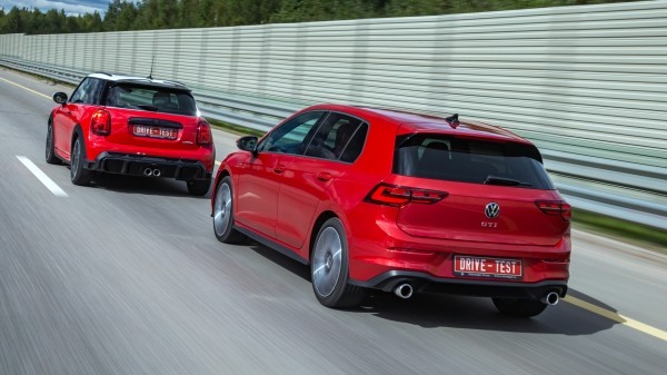 Оставляем добрый Volkswagen Golf GTI ради злого Mini JCW Оставляем добрый Volkswagen Golf GTI ради злого Mini JCW