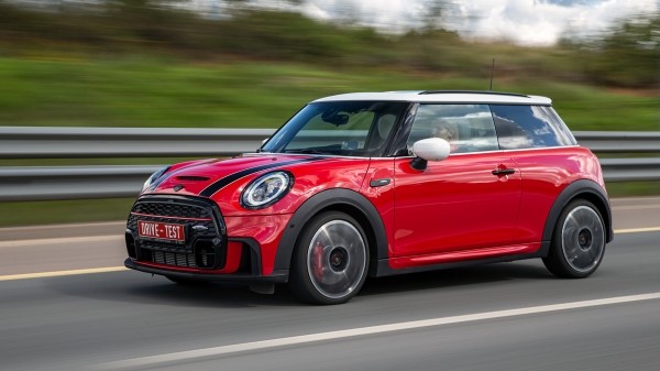 Оставляем добрый Volkswagen Golf GTI ради злого Mini JCW Оставляем добрый Volkswagen Golf GTI ради злого Mini JCW