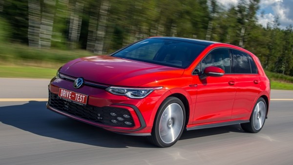 Оставляем добрый Volkswagen Golf GTI ради злого Mini JCW Оставляем добрый Volkswagen Golf GTI ради злого Mini JCW