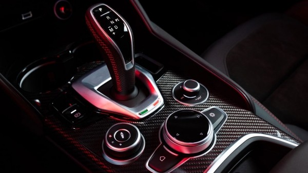 Alfa Romeo Stelvio и Giulia получили «драйверскую» версию Estrema Alfa Romeo Stelvio и Giulia получили «драйверскую» версию Estrema