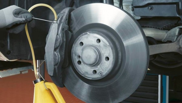 Когда нужно менять технические жидкости в автомобиле Когда нужно менять технические жидкости в автомобиле