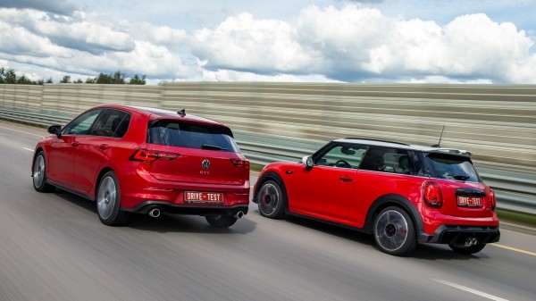 Оставляем добрый Volkswagen Golf GTI ради злого Mini JCW Оставляем добрый Volkswagen Golf GTI ради злого Mini JCW