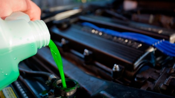 Когда нужно менять технические жидкости в автомобиле Когда нужно менять технические жидкости в автомобиле