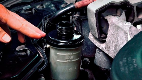 Когда нужно менять технические жидкости в автомобиле Когда нужно менять технические жидкости в автомобиле