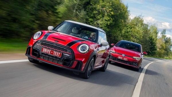 Оставляем добрый Volkswagen Golf GTI ради злого Mini JCW Оставляем добрый Volkswagen Golf GTI ради злого Mini JCW