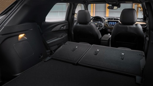 Считаем цилиндры под капотом кроссовера Chevrolet Trailblazer Считаем цилиндры под капотом кроссовера Chevrolet Trailblazer