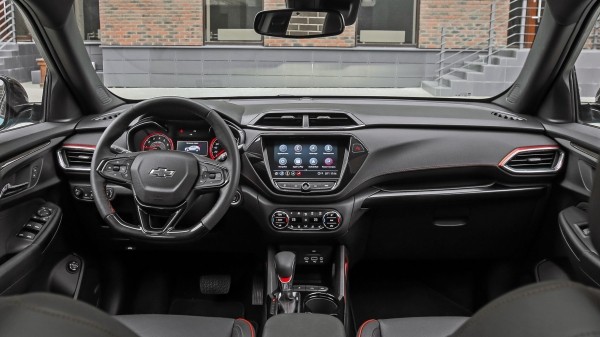 Считаем цилиндры под капотом кроссовера Chevrolet Trailblazer Считаем цилиндры под капотом кроссовера Chevrolet Trailblazer