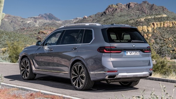 Компания BMW представила рестайлинговый кроссовер BMW X7 2022 модельного года