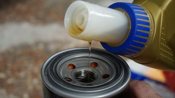 Нужно ли заливать масло в масляный фильтр перед установкой Нужно ли заливать масло в масляный фильтр перед установкой