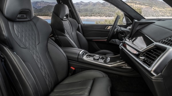 Компания BMW представила рестайлинговый кроссовер BMW X7 2022 модельного года