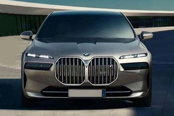 Седан BMW i7 показал лицо Седан BMW i7 показал лицо