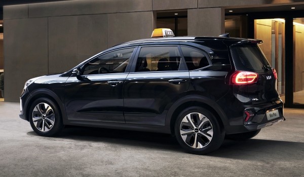 Для такси подготовлена модель Kia Niro Plus с высокой крышей Для такси подготовлена модель Kia Niro Plus с высокой крышей