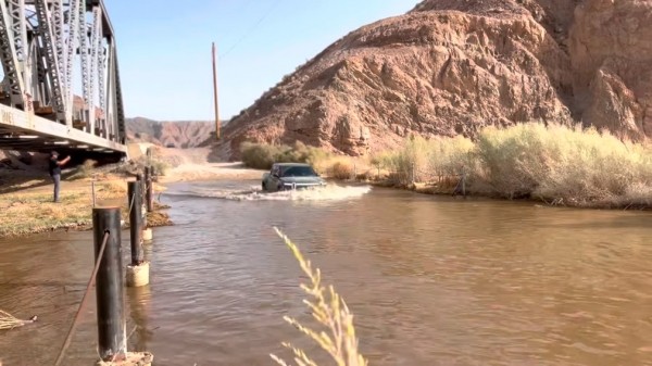 Электрический пикап Rivian испытали водой и пустыней Мохаве Электрический пикап Rivian испытали водой и пустыней Мохаве