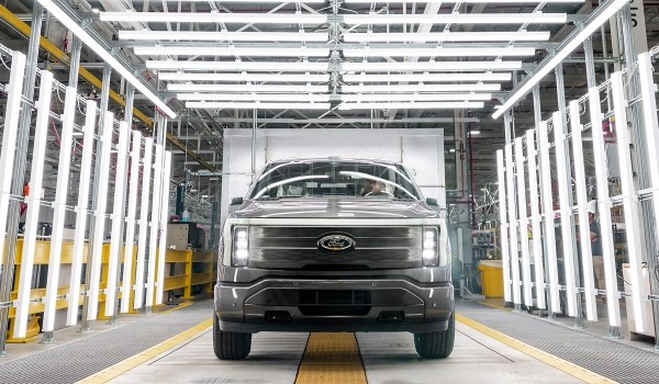 Началось производство электрических пикапов Ford F-150 Lightning