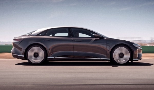 У седана Lucid Air появились более простые версии У седана Lucid Air появились более простые версии