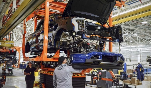 Началось производство электрических пикапов Ford F-150 Lightning