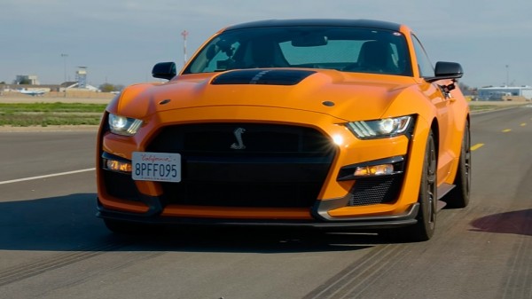 BMW M4 сразился с Shelby GT500 в гонке по прямой