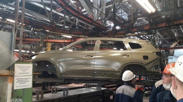 На конвейере УАЗа заметили кроссовер Chery Tiggo 8