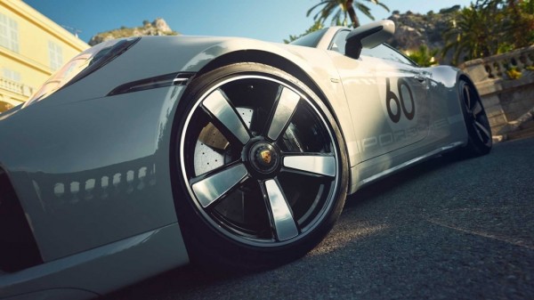 Компания Porsche представила самый мощный спорткар 911 с механической КПП