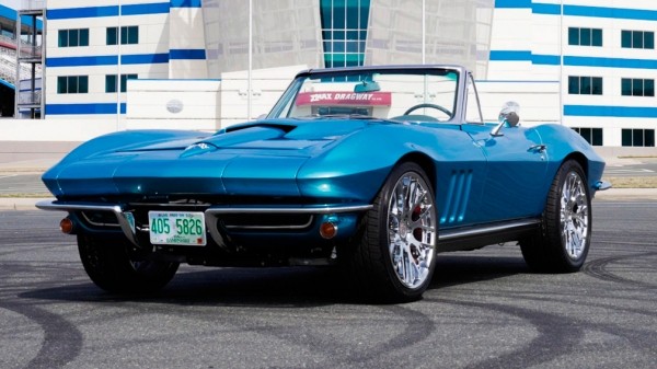 Классический Corvette C2 скрестили с современным спорткаром поколения C7 Классический Corvette C2 скрестили с современным спорткаром поколения C7