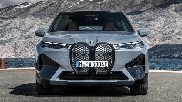 В компании BMW уверены, что лидерству Tesla среди электромобилей пришёл конец