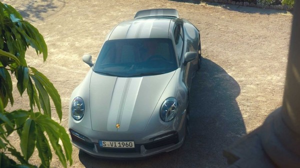 Компания Porsche представила самый мощный спорткар 911 с механической КПП