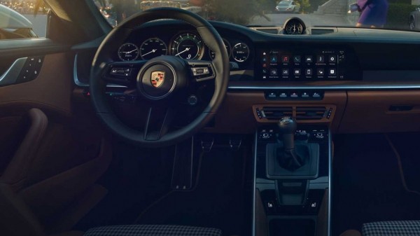 Компания Porsche представила самый мощный спорткар 911 с механической КПП