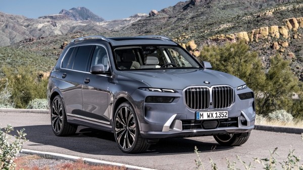 Компания BMW представила рестайлинговый кроссовер BMW X7 2022 модельного года