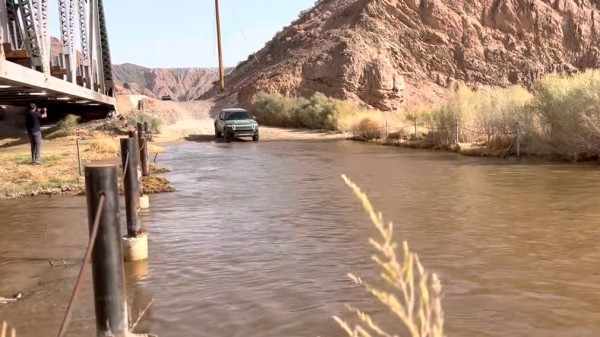 Электрический пикап Rivian испытали водой и пустыней Мохаве Электрический пикап Rivian испытали водой и пустыней Мохаве