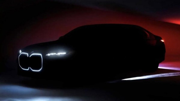 Седан BMW i7 показал лицо Седан BMW i7 показал лицо
