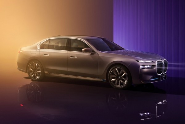 Новая «семерка» BMW с приставкой L: все-таки удлиненная база?