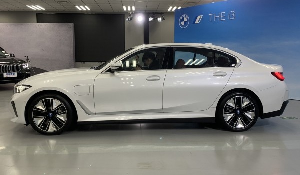 Новый седан BMW i3 предварил рестайлинг третьей серии Новый седан BMW i3 предварил рестайлинг третьей серии