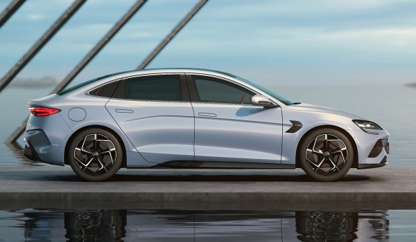 Новый седан BYD Seal вышел против Теслы Model 3 Новый седан BYD Seal вышел против Теслы Model 3