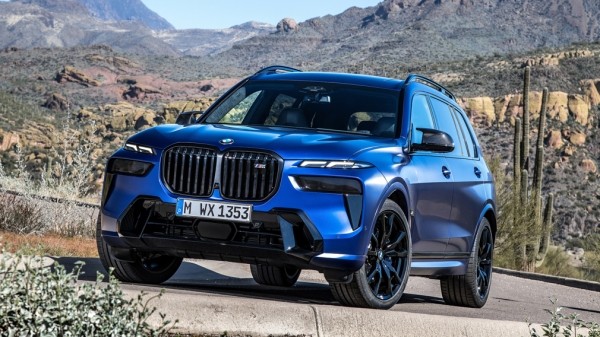 Компания BMW представила рестайлинговый кроссовер BMW X7 2022 модельного года