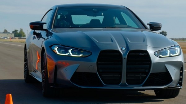 BMW M4 сразился с Shelby GT500 в гонке по прямой