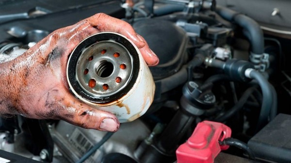 Нужно ли заливать масло в масляный фильтр перед установкой Нужно ли заливать масло в масляный фильтр перед установкой