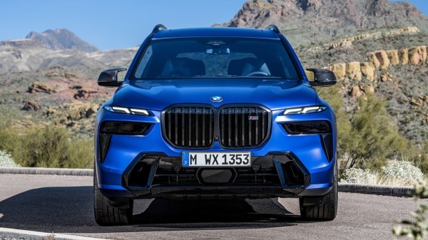 Компания BMW представила рестайлинговый кроссовер BMW X7 2022 модельного года
